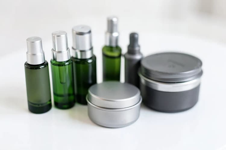 Variedade de produtos para barba: óleo, balm, cera e shampoo