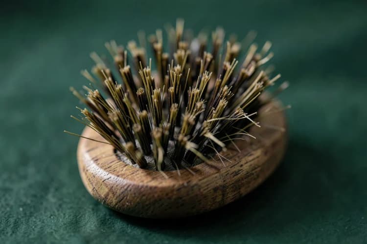 Escova de madeira para barba com cerdas naturais