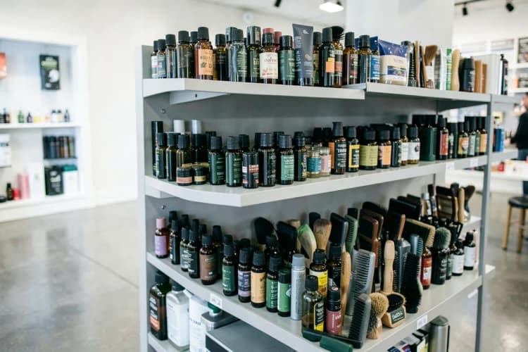 Diversos produtos para barba em uma loja especializada