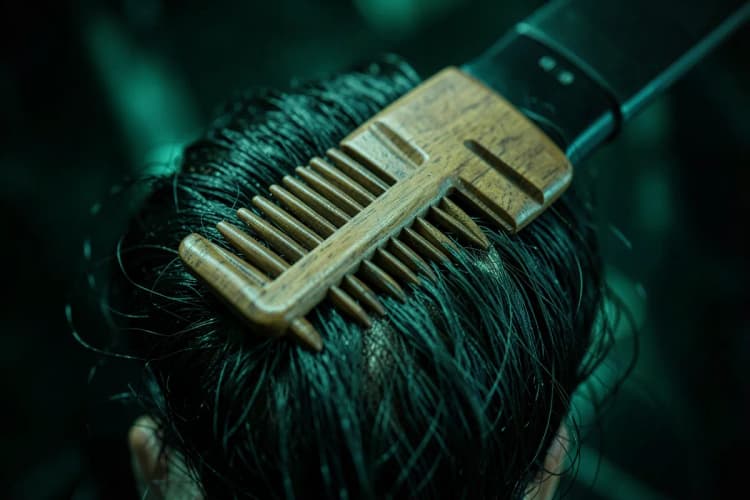 Pente de madeira passando por uma barba cheia