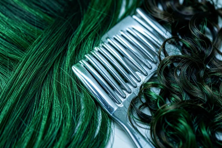 Close-up de diferentes tipos de perda de cabelo em um pente.